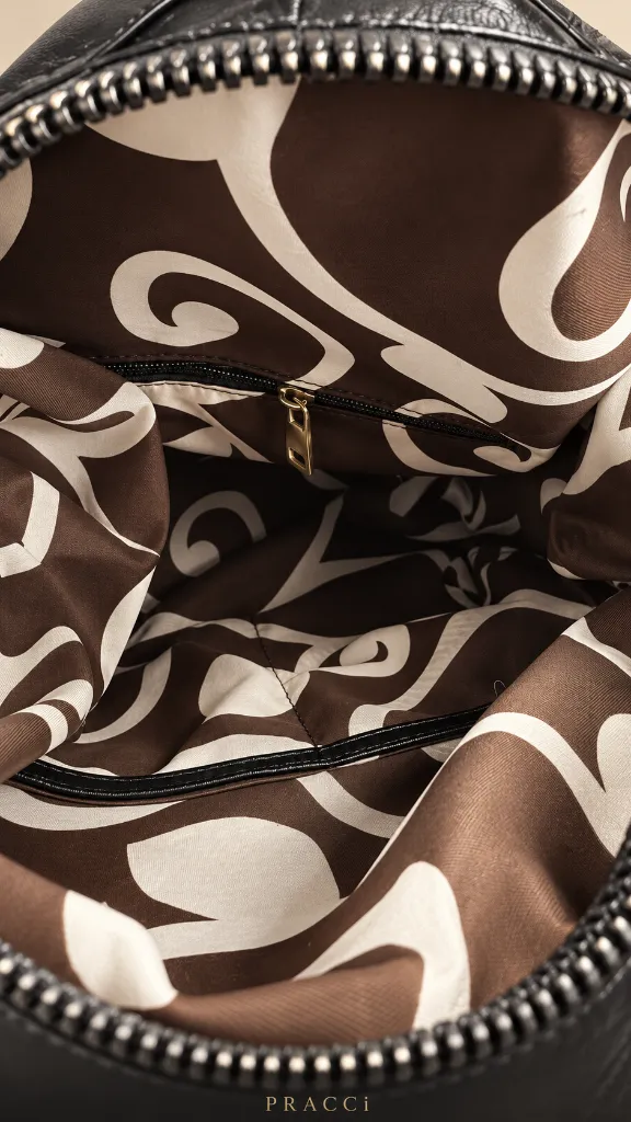Interior de mochila con forro chocolate.webp