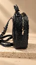 Mochila negra, vista lateral.webp