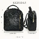 Mochila negra floral con medidas precisas.webp