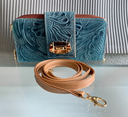 Cartera con broche azul