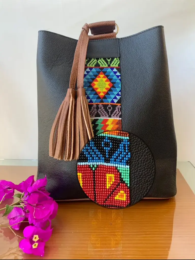 Mochilita Cuquis Arte Huichol Negro