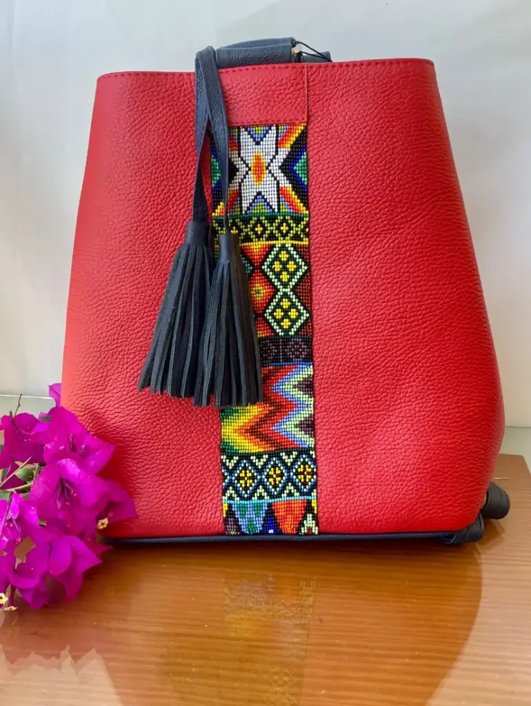 Mochilita Cuquis Arte Huichol Rojo