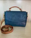 Crossbody Sofia Cincelado floral Azul mezclilla