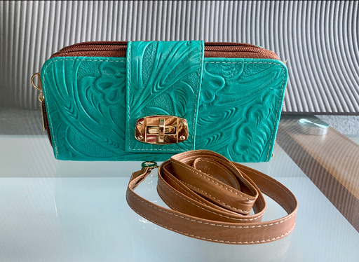 Cartera con broche verde