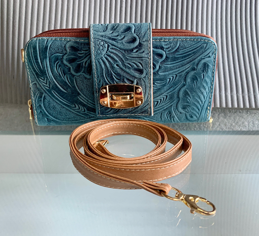 Cartera con broche azul